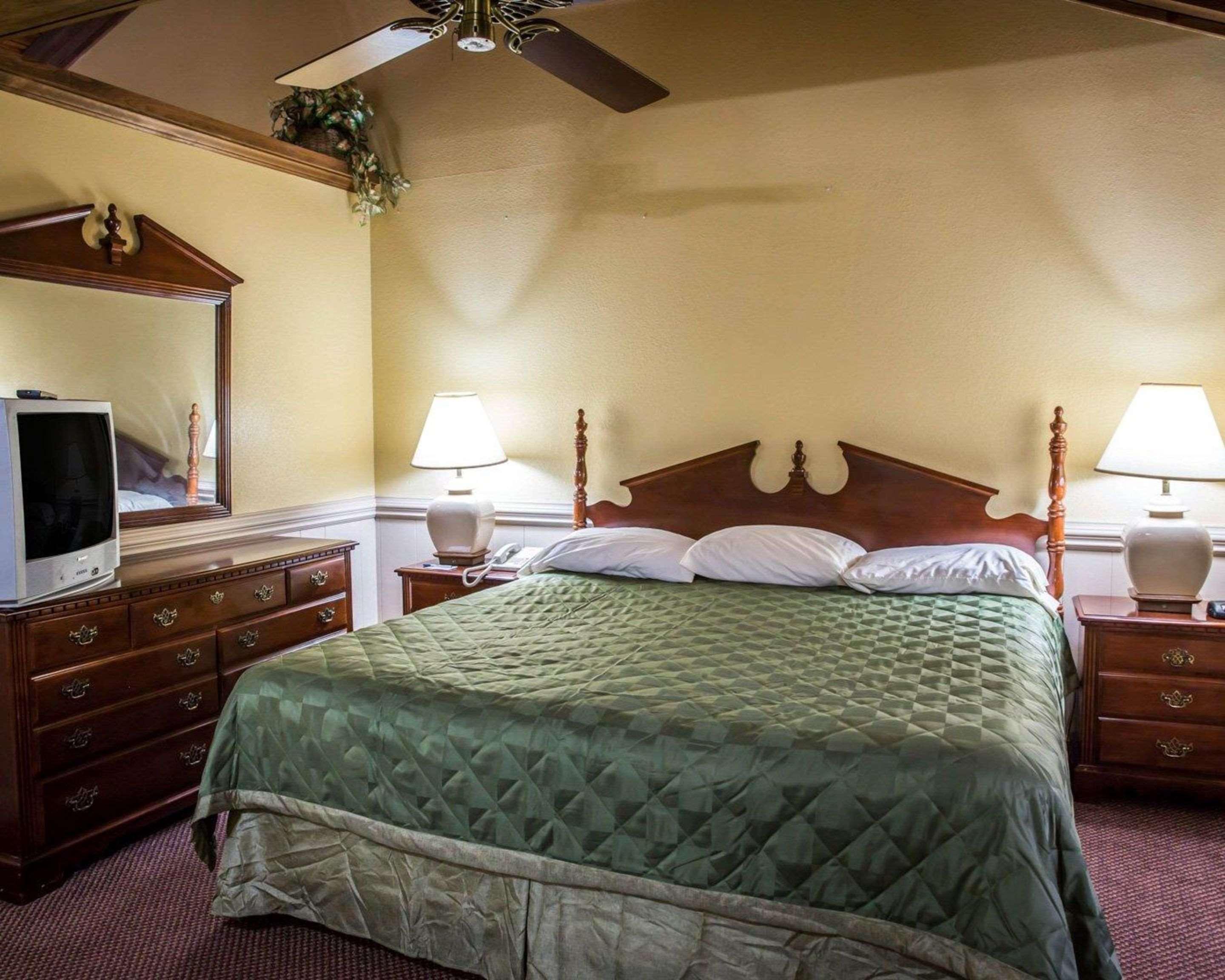 Rodeway Inn & Suites Plymouth Hwy 64 Εξωτερικό φωτογραφία