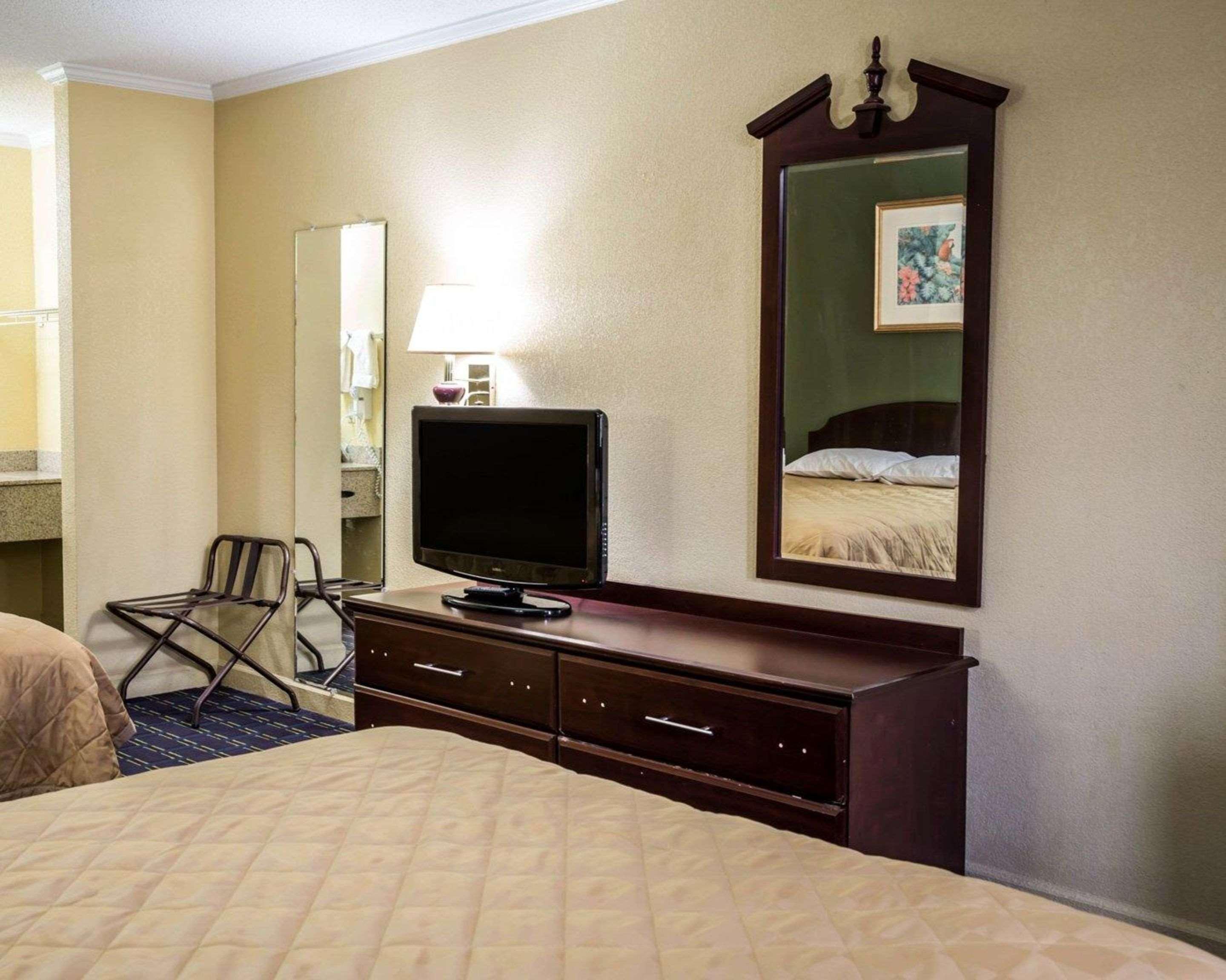 Rodeway Inn & Suites Plymouth Hwy 64 Εξωτερικό φωτογραφία