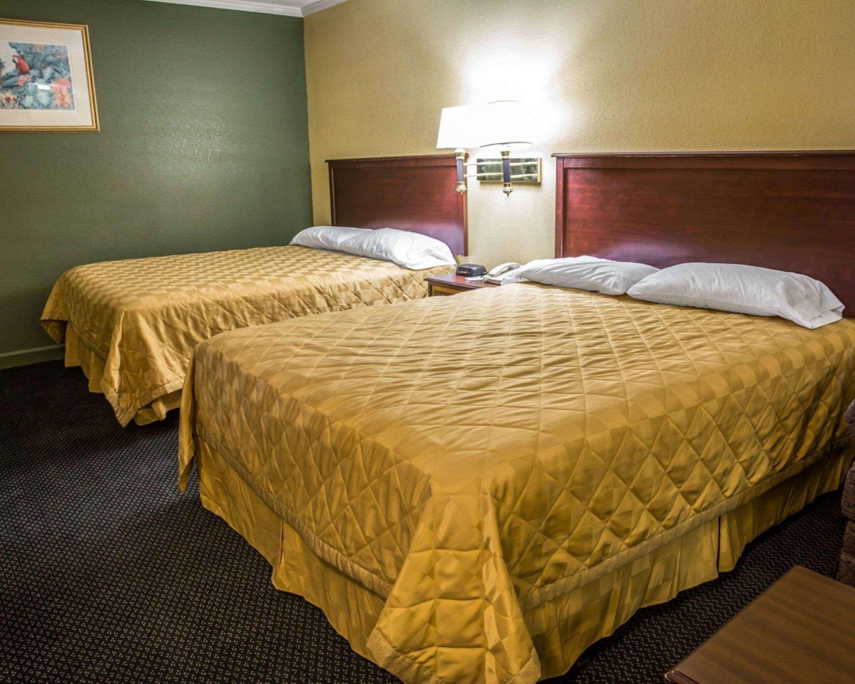 Rodeway Inn & Suites Plymouth Hwy 64 Εξωτερικό φωτογραφία