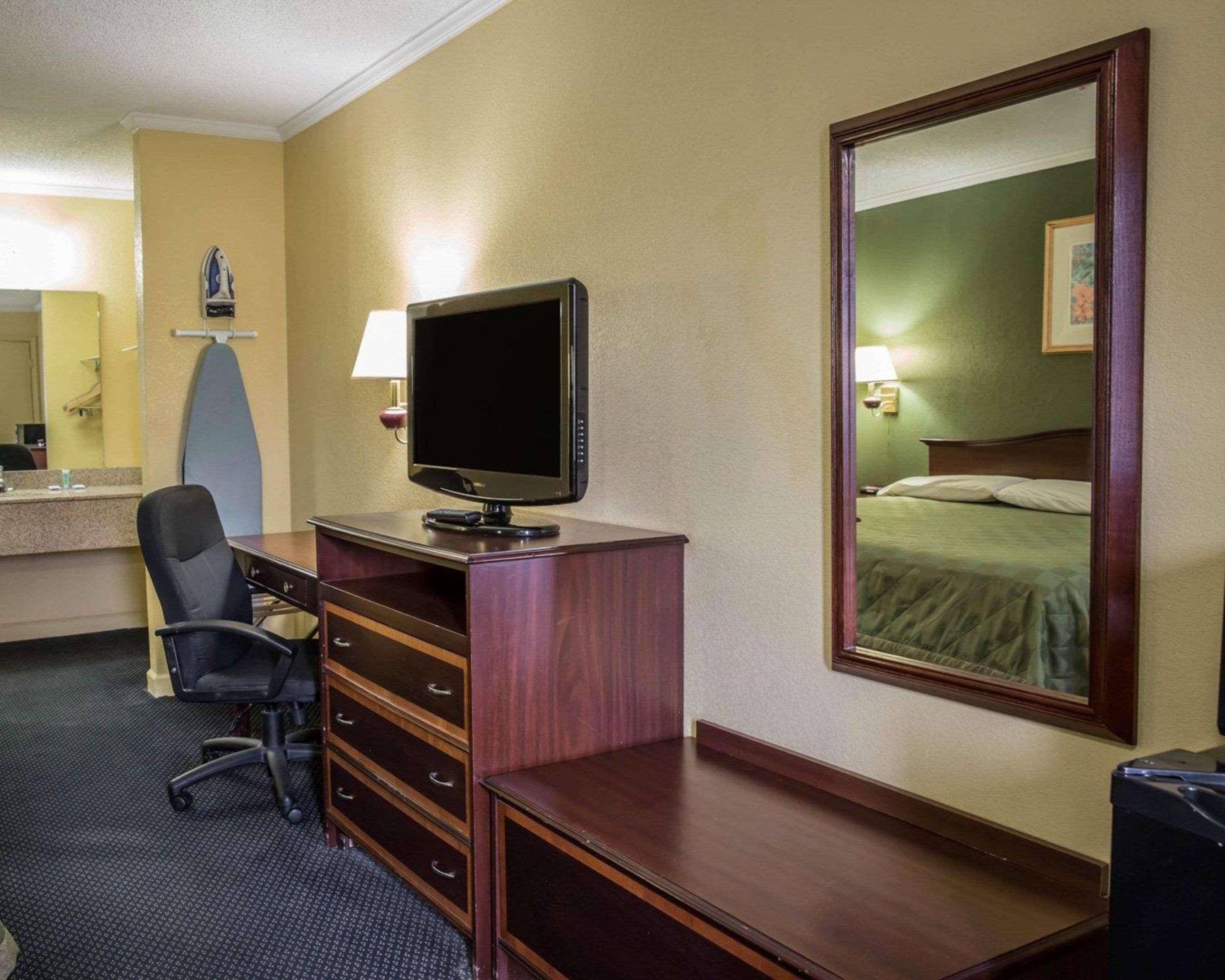 Rodeway Inn & Suites Plymouth Hwy 64 Εξωτερικό φωτογραφία