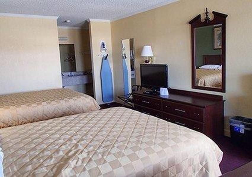 Rodeway Inn & Suites Plymouth Hwy 64 Εξωτερικό φωτογραφία
