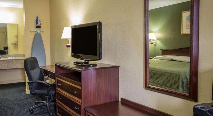 Rodeway Inn & Suites Plymouth Hwy 64 Εξωτερικό φωτογραφία