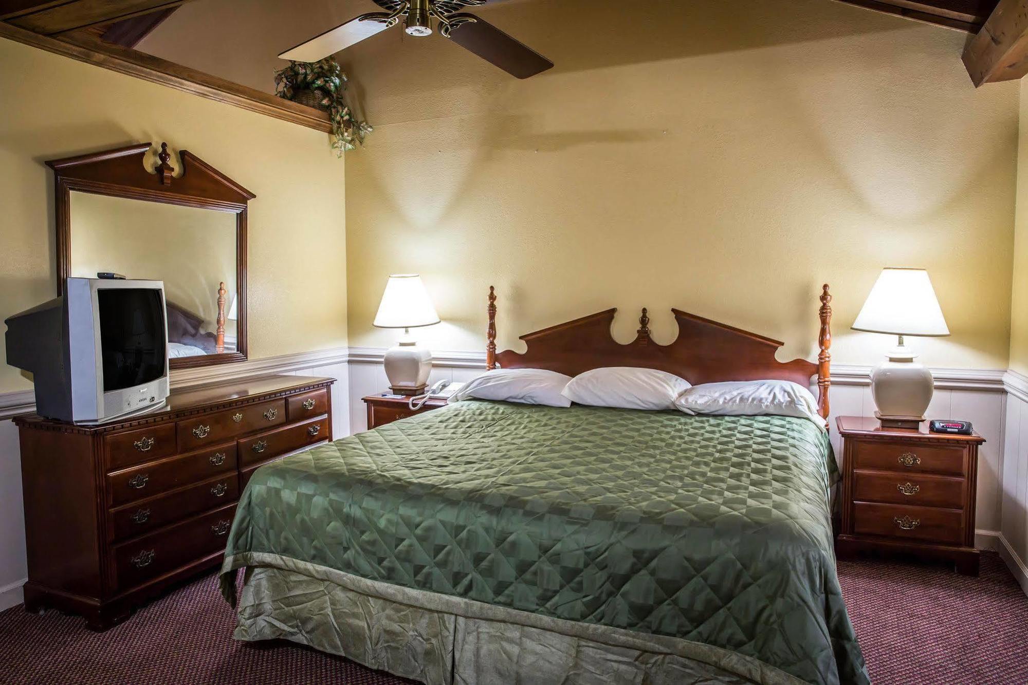 Rodeway Inn & Suites Plymouth Hwy 64 Εξωτερικό φωτογραφία