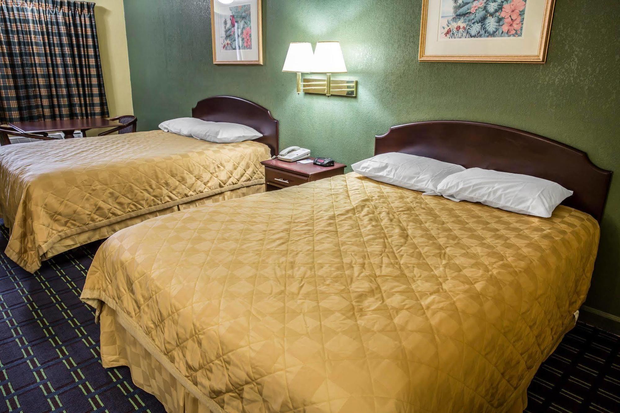 Rodeway Inn & Suites Plymouth Hwy 64 Εξωτερικό φωτογραφία