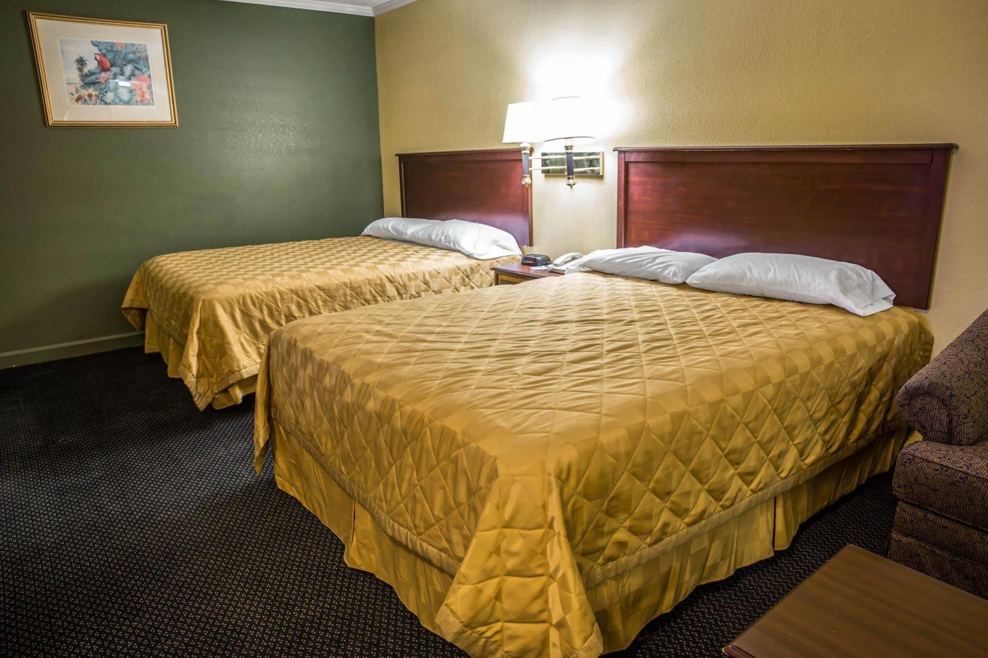 Rodeway Inn & Suites Plymouth Hwy 64 Εξωτερικό φωτογραφία